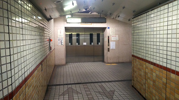 安治川隧道のエレベーター