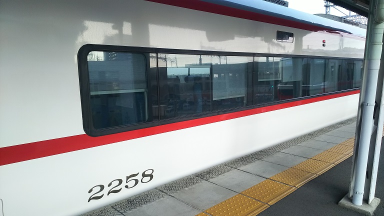 名鉄2200系特急電車の側面