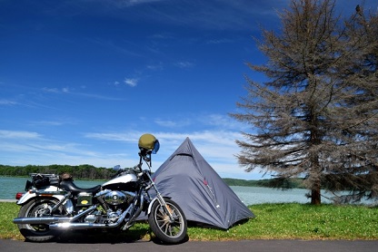 テントの横に並んだバイク