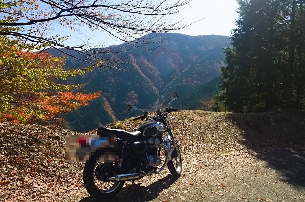 紅葉のナメゴ谷のビュースポットとバイク