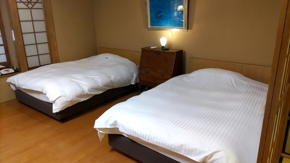 ダブルベッドが二つ並んでいる