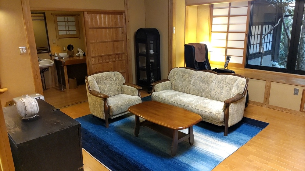 離れ「蘇芳」のリビングにあるソファーやテーブルなど