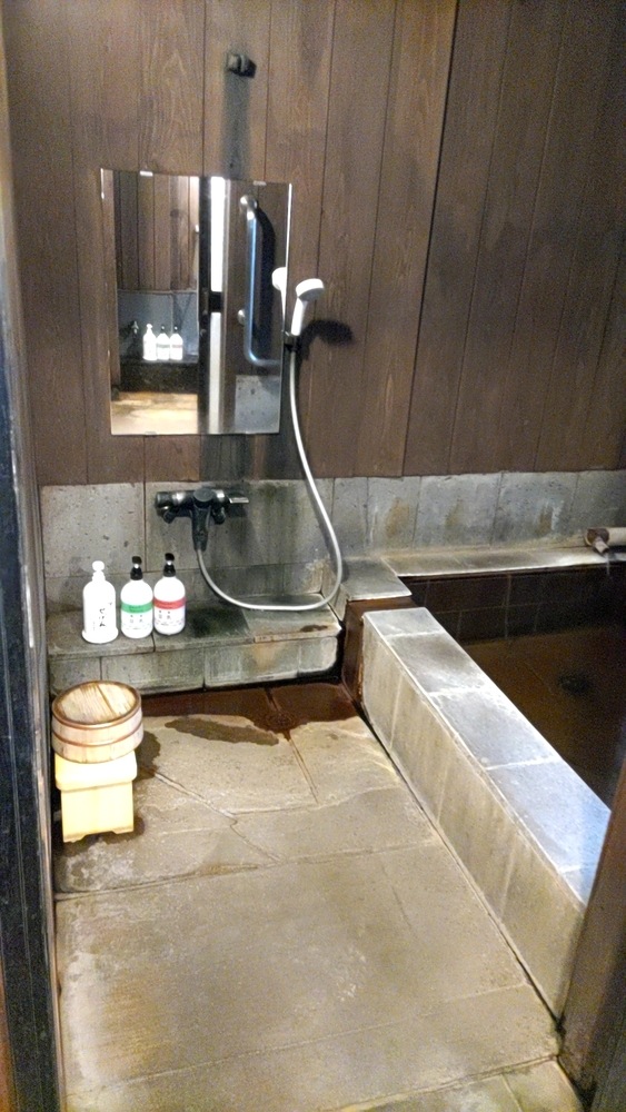 シャワーやシャンプーなどが設置してある内風呂