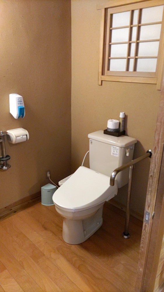 清潔な白いトイレ